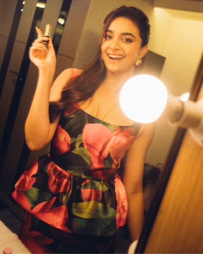 <strong>કીર્તિ સુરેશ ફેશન :</strong> કીર્તિ સુરેશએ વેસ્ટર્ન લુકમાં સ્કેવર શેપ નેકલાઇન પસંદ કરી છે, જે તેના પર વધારે સૂટ કરે છે, જલેવરીની વાત કરીયે તો તેણે ગોલ્ડન સ્ટડ ઈયરિંગ્સ પસંદ કરી છે, બોટમમાં તેણે ટી પોઇન્ટેડ ઓફ વાઈટ કલરમાં મોજડી પસંદ કરી છે જે વેસ્ટર્ન પાર્ટી લુક માટે પરફેક્ટ છે.