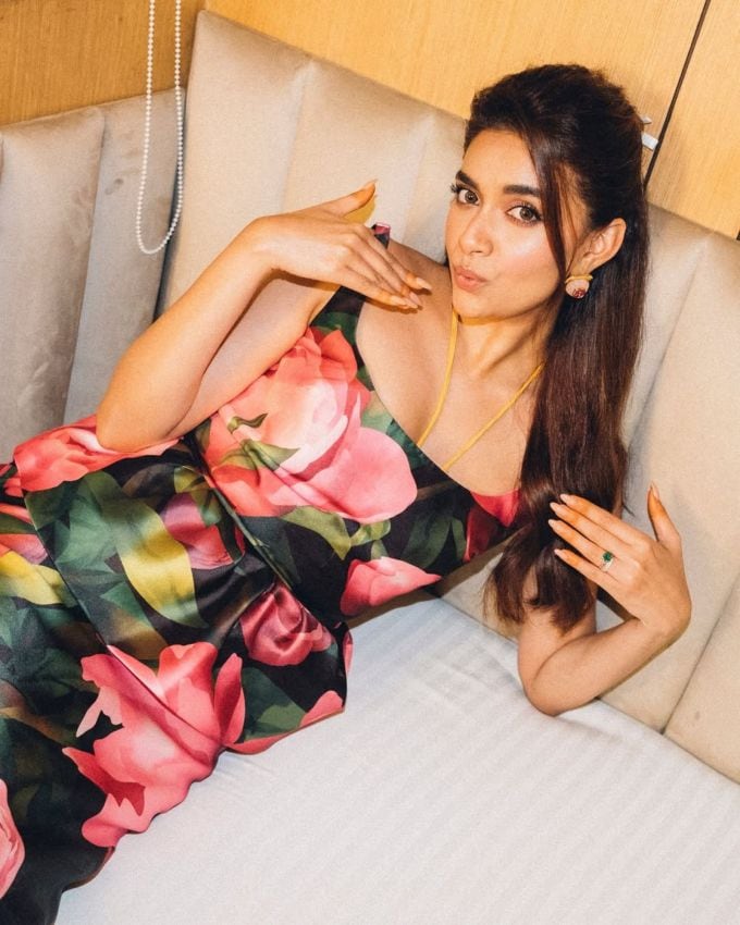 <strong>કીર્તિ સુરેશ મેકઅપ અને હેરસ્ટાઇલ :</strong> કીર્તિ સુરેશએ પાર્ટી વેર લુકમાં યુનિક ટચ અપ મેકઅપ કર્યો છે જે મિનિમલ અને નેચરલ લુક આપે છે તેણે વધારે બ્લશ સાથે પિંકીશ લુક સાથે લુક કંપ્લીટ કર્યો છે, હેરસ્ટાઇલની વાત કરીએ તો તેણે હાફ પોની ટેઈલ કરીને આગળ થોડા હેર રાખ્યા છે, જે આ લુકને ગ્લેમરસ ટચ આપે છે.