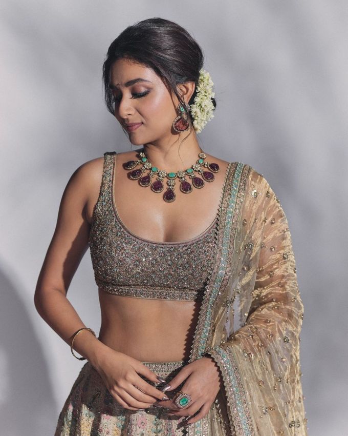 <strong>કીર્તિ સુરેશ મેકઅપ :</strong> કીર્તિ સુરેશએ આ ખાસ લુકમાં નેચરલ અને સ્કિન ટોન મુજબ મેકઅપ કર્યો છે જેમાં તેણે ગ્લોસી મેચીંગ આઇશેડો, કાજલ, આઇલાઇનર અને મેટ લિપસ્ટિક કરી છે, અને મેકઅપ હાઈલાઈટર સાથે લુક કંપ્લીટ કર્યો છે.