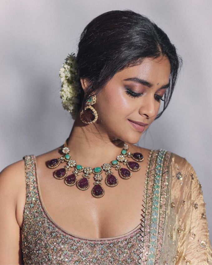 <strong>કીર્તિ સુરેશ હેરસ્ટાઇલ : </strong> કીર્તિ સુરેશએ આ ખાસ લુકમાં બન હેરસ્ટાઇલમાં વાઈટ ફૂલોની ગજરા હેરસ્ટાઇલ કરી છે, તેના લુકમાં ગ્લેમરસ ટચ આપે છે. 