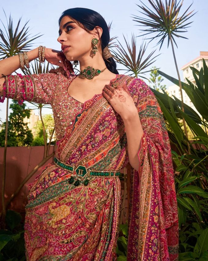 ખુશી કપૂરની એસેસરીઝની વસંત કરીયે તો તેણે સાડીને ટ્રેડિશનલ  ગ્રીન ક્રિસ્ટલ ચોકર નેકપીસ, મેચિંગ ડેંગલર ઇયરિંગ્સ અને ટ્રેડિશનલ બેન્ગલ્સ સાથે સ્ટાઇલ કરી હતી. અભિનેત્રીએ તેના હાથમાં ટ્રેડિશનલ બેગ પણ પસંદ કરી જે તેના લુકમાં  વધારો કરે છે. ખુશી કપૂરની મેકઅપ ગેમ એકદમ ફ્લોલેસ હતી. નેચરલ બેઝ શરૂ કરીને તેણે  વિંગ્ડ આઈલાઈનર, ચમકદાર આઈશેડો, રોઝી ગાલ અને ન્યૂડ લિપસ્ટિક દ્વારા તેનો લુક કંપ્લીટ કર્યો છે.