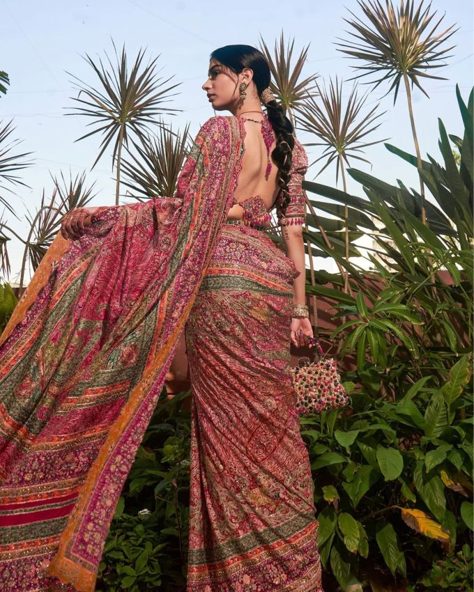 અભિનેત્રીએ તેના બ્લાઉઝને મેચિંગ અને હેવી ભરતકામવાળી સાડી સાથે જોડી દીધું હતું. કમરની આસપાસ ડ્રેપ અને ખભા પર પલ્લુ, સાડીને ટ્રેડિશનલ  ટ્વિસ્ટ સાથે સ્ટાઇલ કરવામાં આવી હતી. તેના પલ્લુને બ્લાઉઝ સાથે જોડવાને બદલે તેણે ખુલ્લો અને ઢળતો રાખ્યો છે. 