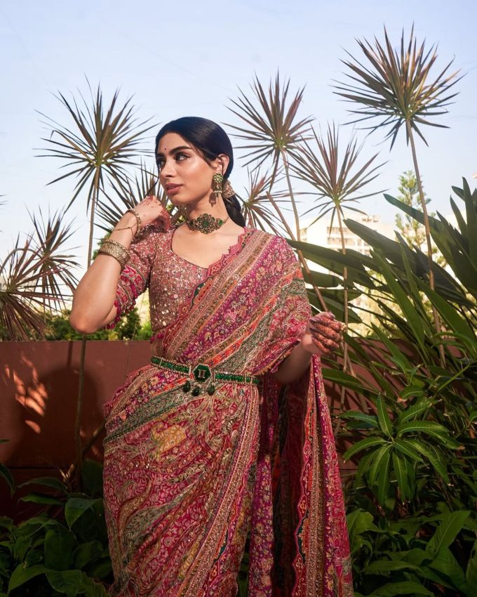 હેરસ્ટાઇલની વાત કરીયે તો તેણે ઓપન રાખવા કે બનમાં બાંધવાને બદલે અભિનેત્રીએ ટ્વિટસ્ટ રાખવાનું પસંદ કર્યું છે. તેણે વાળને વેણીમાં બાંધ્યા અને ટ્રેડિશનલ વાળના દાગીના સાથે તેમને એક્સેસરાઇઝ કર્યા હતા. આ ઉપરાંત તેણે રાઉન્ડ બિંદી સાથે તેનો લુક કંપ્લીટ કર્યો જેથી તેનો લુક સમાન આકર્ષક રાખ્યો હતો.