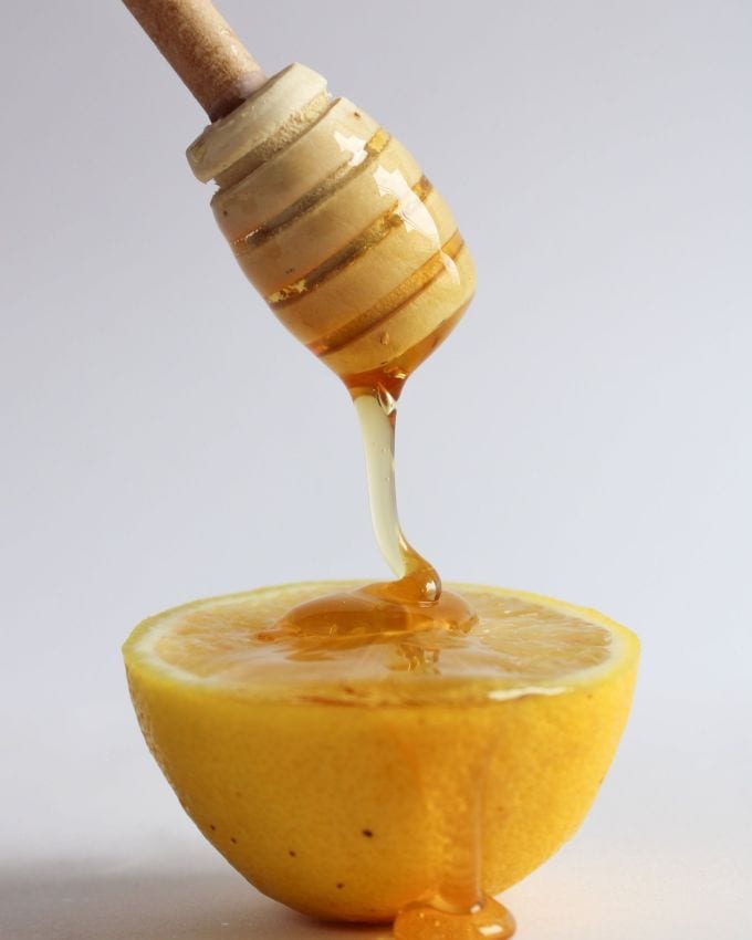 <strong>લીંબુ અને મધ</strong>  : ત્વચાનો સ્વર સુધારવા માટે, લીંબુ અને મધ સાથે પાણી પીવાનું શરૂ કરો. લીંબુને વિટામિન સીનો સારો સ્ત્રોત માનવામાં આવે છે. તેનો ઉપયોગ કરવા માટે તમારે હૂંફાળા પાણીમાં લીંબુ અને મધ મિક્સ કરવું પડશે. આ પાણી માત્ર ત્વચાને હાઇડ્રેટ નહીં કરે પણ ત્વચાની કુદરતી ચમક પણ જાળવી રાખશે.