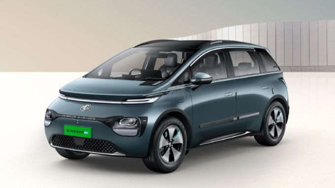<strong>MG Windsor EV : એમજી વિન્ડર ઇવી</strong><br>એમજી વિન્ડસર ઇવી વર્ષ 2024માં લોન્ચ થયેલી શાનદાર ઈલેક્ટ્રિક કાર છે. ZS EV અને કોમેટ ઇવી બાદ વિન્ડર ઇવી એમજી મોટર્સનું ત્રીજું ઇલેક્ટ્રિક વ્હીકલ છે. ક્રોસઓવરમાં 38 KWH બેટરી આપવામાં આવી છે જે 134 bhp અને 200 NM ટોર્ક જનરેટ કરે છે. એમજી કંપનીનો દાવો છે કે વિન્ડસર ઇવી 332 કિમી રેન્જ પ્રદાન કરે છે. ઓલ ડિસ્ક બ્રેક્સ અને 604 લિટરની મોટી બૂટ ક્ષમતાથી સજ્જ છે. એમજી વિન્ડસર ઇવી કારની કિંમત 13.50 લાખ થી 15.50 લાખ રૂપિયા એક્સ શોરૂમ છે. (Photo: MG Motors)