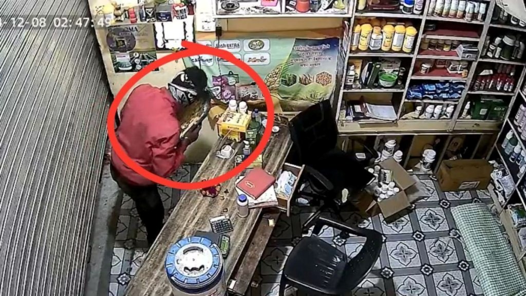 ગજબના ચોર છે! દુકાનમાં ભગવાનની તસવીર પડી ગઈ, કપાળે લગાવીને માફી માંગી અને પછી… જુઓ CCTV Video ગજબના ચોર છે! દુકાનમાં ભગવાનની તસવીર પડી ગઈ, કપાળે લગાવીને માફી માંગી અને પછી… જુઓ CCTV Video