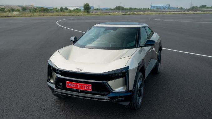 <strong>Mahindra XEV 9E : મહિન્દ્રા એક્સઇવી 9ઇ</strong><br>મહિન્દ્રા એક્સઇવી 9ઇ ઇવી કારમાં બે બેટરી પેક આવે છે - 59 kwh અને 79 kwh. 59 kwh 228 bhp 380 NM ટોર્ક જનરેટ કરે છે. આ કારની રેન્જ 542 કિમી હોવાનો દાવો કરવામાં આવે છે. વધુ શક્તિશાળી 79 kwh 281 bhp અને 380 NM ટોર્ક જનરેટ કરે છે અને તેની રેન્જ 656 કિમી હોવાનો દાવો કરવામાં આવે છે. મહિન્દ્રા એક્સઇવી 9ઇ કારની કિંમત 21.90 લાખ રૂપિયા એક્સ શોરૂમથી શરૂ થાય છે. (Photo: Mahindra)