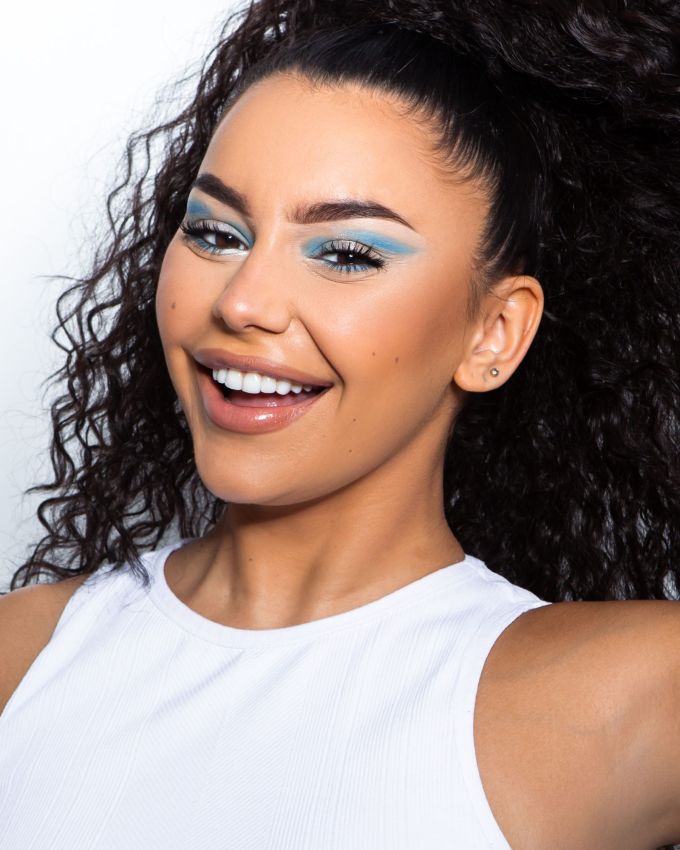 <strong>મસ્કરા એપ્લાય કરો : </strong>સ્મોકી આઈ મેકઅપમાં મસ્કરા લગાવવું ખૂબ જ જરૂરી છે. મસ્કરા તમારી આંખોને પરફેક્ટ લુક આપે છે અને તેને વધુ વ્યાખ્યાયિત કરે છે. આ માટે વોટરપ્રૂફ મસ્કરાનો ઉપયોગ કરો, જેથી દેખાવ લાંબા સમય સુધી રહે.