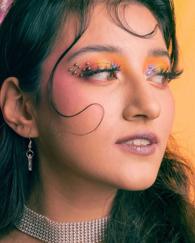 <strong>બેલેન્સ રાખો</strong> : સ્મોકી આઈ મેકઅપ કરતી વખતે આખા ફેસના મેકઅપનું બેલેન્સ  જાળવવું ખૂબ જ મહત્વપૂર્ણ છે. સ્મોકી આઈ સાથે લાઈટ અને ન્યૂડ લિપસ્ટિકનો ઉપયોગ કરો, જેથી તમારો લુક વધુ પડતો ન લાગે.