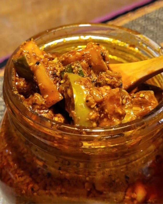 <strong>કેરીનું અથાણું : </strong>અથાણાની રેસીપીમાં સામાન્ય રીતે પાકેલી કેરી, સરસવના દાણા, મેથીના દાણા, મરચાંનો પાવડર, હળદર, મીઠું, સરકો અને તેલ જેવા મસાલાનો સમાવેશ થાય છે. કેરીને ઝીણી સમારેલી, મસાલા સાથે મિશ્ર કરવામાં આવે છે અને પછી સ્વાદ વિકસાવવા માટે તેલ અને વિનેગરના મિશ્રણમાં થોડા દિવસો માટે સાચવવામાં આવે છે