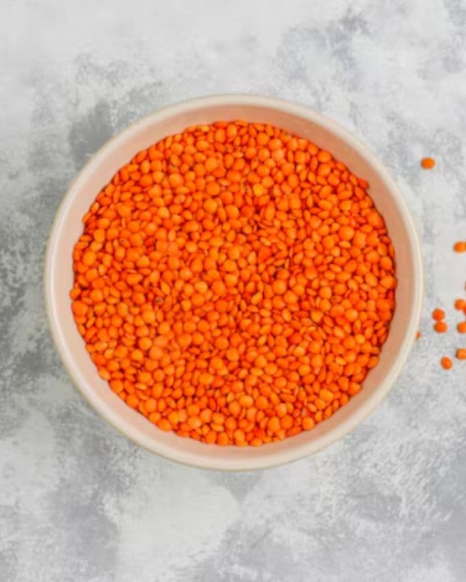 <strong>મસુરની દાળ</strong> : મસૂરની દાળમાં એન્ટી-ઓક્સીડેન્ટ હોય છે જે હાયપરપીગ્મેન્ટેશન ઘટાડવામાં અસરકારક છે. દાળને આખી રાત પલાળી રાખ્યા પછી બીજા દિવસે સવારે તેને પીસી લો. આ પેસ્ટને ચહેરા પર 20 મિનિટ સુધી લગાવો અને પછી ચહેરો ધોઈને સાફ કરી લો. અઠવાડિયામાં એકવાર આ ફેસ પેક લગાવો.