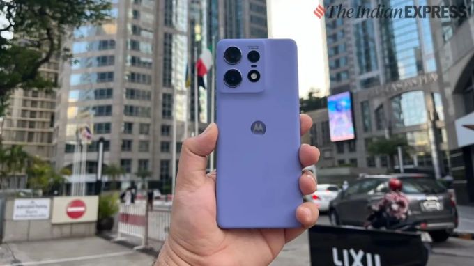 <strong>Motorola Edge 50 Fusion : મોટોરોલા એજ 50 ફ્યુઝન</strong><br>મોટોરોલા એજ 50 ફ્યુઝન સ્માર્ટફોન મે 2024માં લોન્ચ થયો હતો. આ સ્માર્ટફોન 22999 રૂપિયાની પ્રારંભિક કિંમત પર લોન્ચ કરવામાં આવ્યો હતો. આ સ્માર્ટફોનમાં 6.7 ઇંચની Full HD 3D કર્વ્ડ pOLED ડિસ્પ્લે અને Qualcomm Snapdragon 7s Gen 2 ચિપસેટ આવે છે. મોબાઇલમાં 50MP કેમેરા અને 5000mAh બેટરી આપવામાં આવી છે. (Express Photo)