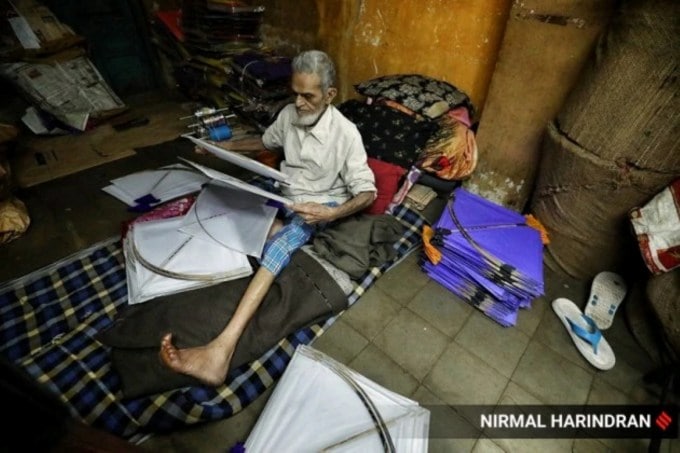 <strong>પતંગનો 600 કરોડનો વેપાર</strong><br>તમને જણાવી દઈએ કે, બે દાયકા પહેલા ગુજરાતમાં જે પતંગોનો વેપાર માત્ર 8 થી 10 કરોડ રૂપિયાનો હતો હવે દેશની કાઇટ ઇન્ડસ્ટ્રીનો 40 ટકા હિસ્સો એકલુ ગુજરાત ધરાવે છે. વાર્ષિક ટર્ન-ઓવર રૂપિયા 600 કરોડની આસપાસ છે અને લગભગ દોઢ લાખ જેટલા લોકો પતંગ ઉદ્યોગમાં રોજગાર મેળવે છે. (Express Photo: Nirmal Harindran)