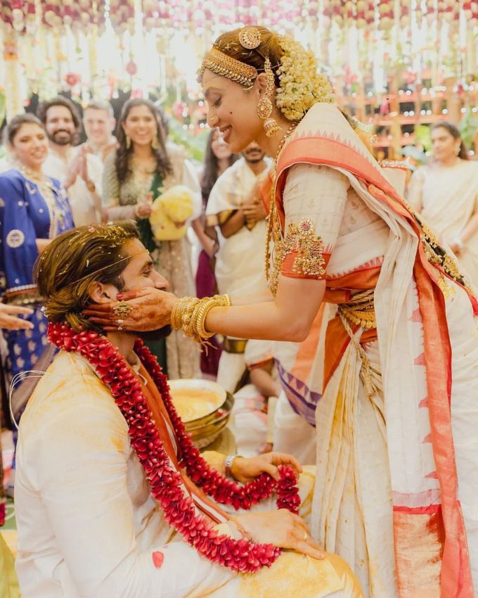 નાગા ચૈતન્યએ ડિસેમ્બર મહિનામાં જીવનની નવી શરૂઆત કરી છે. તેણે અભિનેત્રી શોભિતા ધુલીપાલા સાથે ટ્રેડિશનલ વિધિથી લગ્ન કર્યા. આ કપલે 4 ડિસેમ્બર 2024ના રોજ હૈદરાબાદમાં લગ્ન કર્યા હતા.