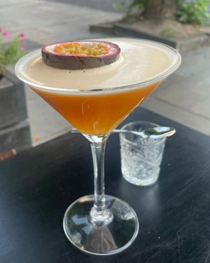 <strong>પોર્ન સ્ટાર માર્ટીની </strong>: પોર્ન સ્ટાર માર્ટીનીએ વોડકા, પાસોઆ, પેશન ફ્રુટ જ્યુસ અને લાઈમ જ્યુસ સાથે બનાવેલ પેશન-ફ્રુટ-સ્વાદવાળી કોકટેલ છે. તે ટ્રેડિશનલ રીતે શેમ્પેઈનના ઠંડા શોટ ગ્લાસ સાથે છે. કોકટેલ 2002 માં ડગ્લાસ અંક્રાહ દ્વારા બનાવવામાં આવી હતી.