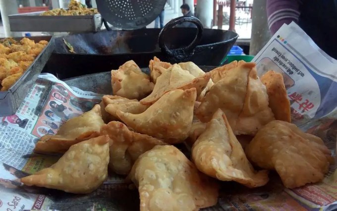 <strong>સમોસા અને લવંગલતા</strong><br>પૂર્વાંચલમાં સમોસા અને લવંલગતા ખુબ જ પ્રખ્યાત છે. કોઈ પણ મીઠાઈની દુકાન પર આ બંને મળી જશે. પ્રયાગરાજ જાવ તો એકવાર સમોસા અને લવંગલતા જરૂરથી ખાઈને આવજો. (Photo: Indian Express)