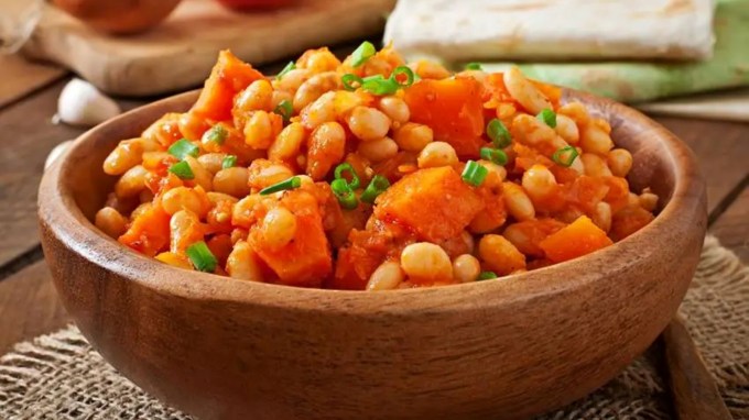 <strong>ચુરમુરા (ભેળ)</strong><br>જો તમને કંઈક હલકું ખાવાનું મન થાય તો તમે ચૂરમુરા ખાઈ શકો છો. લોકો તેને નાસ્તા તરીકે ખાવાનું પસંદ કરે છે. તે સેવ/મુરી/મમરા, મસાલા, સેવ, મગફળી, મરચાં અને ટામેટાં, ડુંગળી વડે બનાવવામાં આવે છે. તેમાં લીંબુ ઉમેરીને ખાવાનો આનંદ જ કંઈક અનેરો હોય છે. તેને જોતા જ તમારા મોઢામાં પાણી આવવા લાગશે. તમારે પ્રયાગરાજના ચુરમુરાને અજમાવવું જોઈએ. (Photo: Pexels)