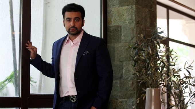 <strong>રાજ કુન્દ્રા</strong><br>શિલ્પા શેટ્ટીના પતિ અને અભિનેતા-બિઝનેસમેન રાજ કુન્દ્રાની મુંબઈ પોલીસની ક્રાઈમ બ્રાન્ચ દ્વારા 2021માં અશ્લીલ ફિલ્મો બનાવવાના આરોપમાં ધરપકડ કરવામાં આવી હતી. આ ધરપકડથી સમગ્ર બોલિવૂડમાં હલચલ મચી ગઈ હતી અને મીડિયામાં આ બાબતની ખૂબ ચર્ચા થઈ હતી. (Express Archive Photo)