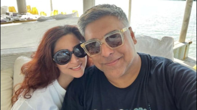 કોમેન્ટ કરતી વખતે એક યુઝરે લખ્યું કે આટલું સ્લિમ ટ્રિમ, ફિટ એન્ડ ફાઈન. જ્યારે બીજાએ લખ્યું કે લવલી ટ્રાન્સર્ફોમેશન મિસ્ટર કપૂર, ખરેખર પ્રેરણાદાયક. બીજાએ લખ્યું કે તમે ખૂબ સારા દેખાઈ રહ્યા છો. આ ફોટોએ ઈન્ટરનેટ પર હલચલ મચાવી છે. જોકે આ પહેલીવાર નથી, તેમણે પહેલા પણ વજન ઘડાટ્યું છે. (Photo Credit: Ram Kapoor/Insta)