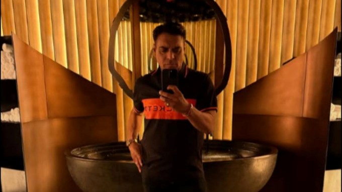 રામ કપૂરે 42 કિલો વજન ઘટાડ્યું છે, જે પછી ચાહકો તેમના લુકને જોઈને ખૂબ જ આશ્ચર્યચકિત છે. સોશિયલ મીડિયા પર એક તસવીર શેર કરતી વખતે અભિનેતાએ લખ્યું, હાય મિત્રો, ઇન્સ્ટા પર ટૂંકી ગેરહાજરી માટે માફ કરશો. હું પોતાના પર ઘણું કામ કરી રહ્યો હતો. (Photo Credit: Ram Kapoor/Insta)