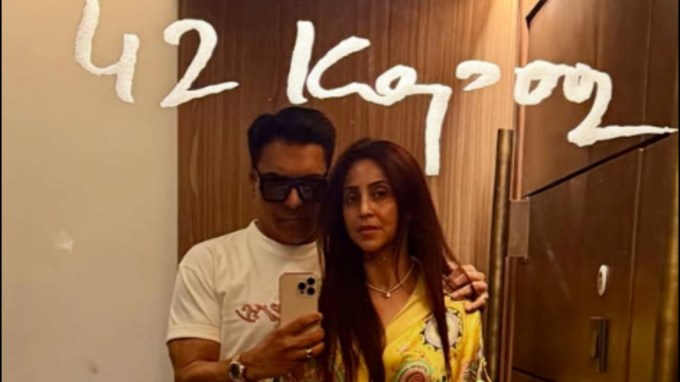 આ પછી અભિનેતાએ બીજી તસવીર શેર કરી છે, જેમાં તે પોતાની પત્ની ગૌતમી કપૂર સાથે જોવા મળી રહ્યો છે. આ ફોટાની ઉપર લખેલું છે કે મેં 42 કિલો વજન ઘટાડ્યું છે. અભિનેતાનો આ લુક ઘણો પસંદ આવી રહ્યો છે અને ચાહકોએ પણ આ પોસ્ટ પર પોતાની પ્રતિક્રિયા આપી છે. (Photo Credit: Ram Kapoor/Insta)