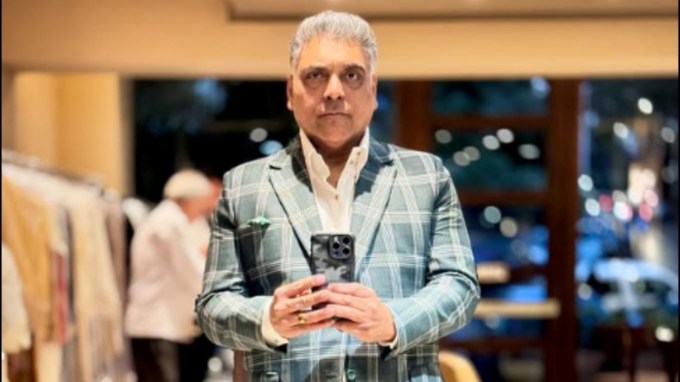 આ પહેલા પણ વર્ષ 2019માં રામ કપૂરે પોતાના ટ્રાન્સફોર્મેશનથી લોકોને ચોંકાવી દીધા હતા. તે સમયે અભિનેતાએ 30 કિલો વજન ઘટાડ્યું હતું. તે સમયે પોતાના ડાયટ વિશે વાત કરતા અભિનેતાએ કહ્યું હતું કે તેણે ઈન્ટરમિટેટ ફાસ્ટિંગ ડાયેટ કર્યું હતું. (Photo Credit: Ram Kapoor/Insta)