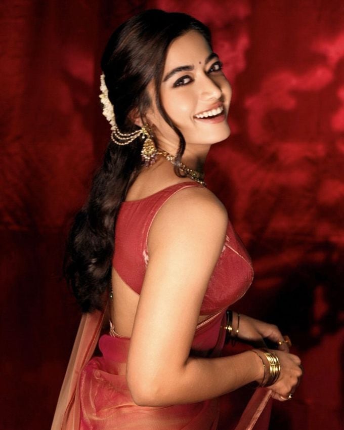 <strong>રશ્મિકા મંદાના</strong> : રશ્મિકા મંદાના ફેમસ એકટ્રેસ માંથી એક છે, પુષ્પા મુવી બાદ તે 'શ્રીવલી' નામથી જાણીતી બની છે. રશ્મિકાએ ઘણી હિટ ફિલ્મો આપી છે, તેણે એકટિંગ સિવાય તેની ફેશન સ્ટાઇલને લઈને પણ ચર્ચામાં રહે છે. અવારનવાર તેના ફોટોઝ સોશિયલ મીડિયા પર શેર કરે છે,  અહીં તેના તાજતેરના ટ્રેડિશનલ લુકના ફોટોઝ શેર કર્યા છે જે અદભુત છે.