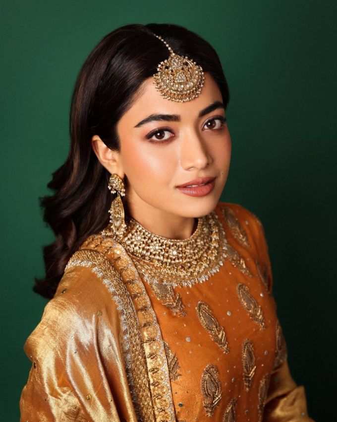 <strong>રશ્મિકા મંદાના જવેલરી : </strong><a href="https://gujarati.indianexpress.com/about/rashmika-mandanna/" data-type="URL" data-id="https://gujarati.indianexpress.com/about/rashmika-mandanna/">રશ્મિકા મંદાના</a>ની જ્વલેરીની વાત કરીયે તો તેણે હેવી ટ્રેડિશનલ આઉટફિટ પર ગોલ્ડન મીડીયમ હેવી નેકલેસ સાથે લુક કંપ્લીટ કર્યો છે, જેમાં મેચિંગ લોન્ગ ઝુમખા ઈયરિંગ્સ પસંદ કરી છે આ ઉપરાંત તેણે માંગ ટીકા સાથે લુક કંપ્લીટ કર્યો છે.