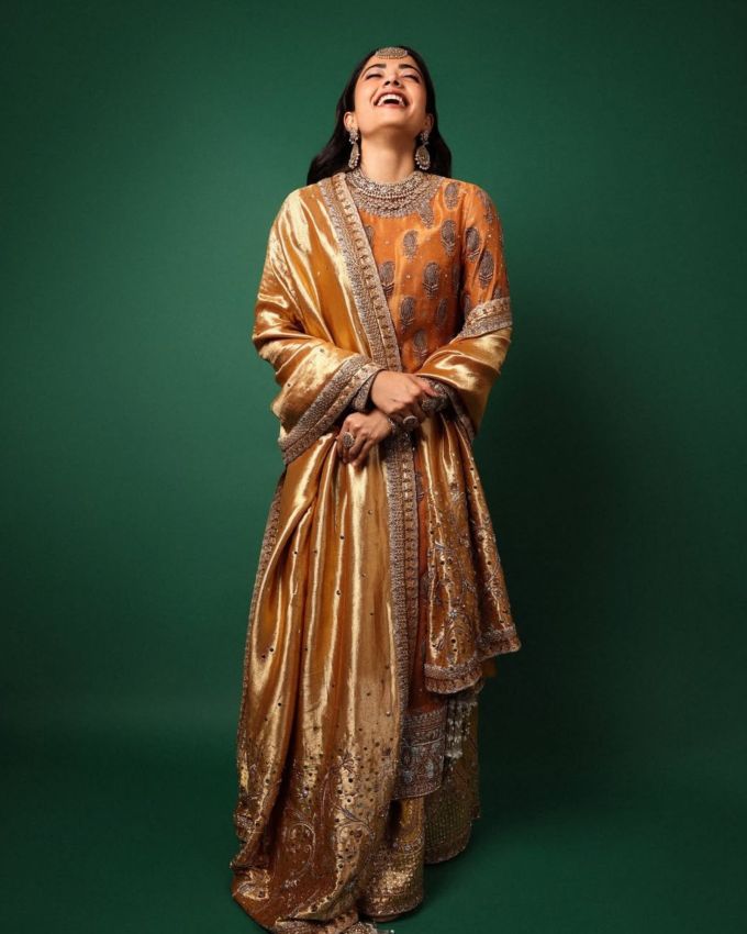 <strong>રશ્મિકા મંદાના મેકઅપ </strong>: રશ્મિકા મંદાનાના મેકઅપની વાત કરીયે તો તેણે નેચરલ સ્કિન પ્રમાણે મેટ લુક મેકઅપ કર્યો છે, જેમાં પ્લમ કલરની લિપસ્ટિક સાથે યુનિક ટચ આપી છે.