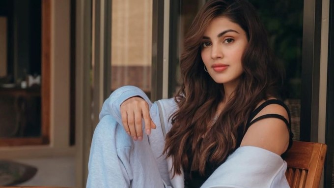 <strong>રિયા ચક્રવર્તી</strong><br>અભિનેત્રી રિયા ચક્રવર્તીની 2020 માં સુશાંત સિંહ રાજપૂતના મૃત્યુના કેસમાં ધરપકડ કરવામાં આવી હતી. રિયા પર ડ્રગ પેરાફેરનાલિયા સંબંધિત પ્રવૃત્તિઓમાં સામેલ હોવાનો આરોપ હતો અને તેની સામે ડ્રગ્સ કેસની તપાસ કરવામાં આવી રહી હતી. નાર્કોટિક્સ કંટ્રોલ બ્યુરો (NCB) એ તેની ધરપકડ કરી હતી. જોકે લગભગ એક મહિના પછી બોમ્બે હાઈકોર્ટે તેને જામીન આપ્યા હતા. (Photo Source: @rhea_chakraborty/instagram)