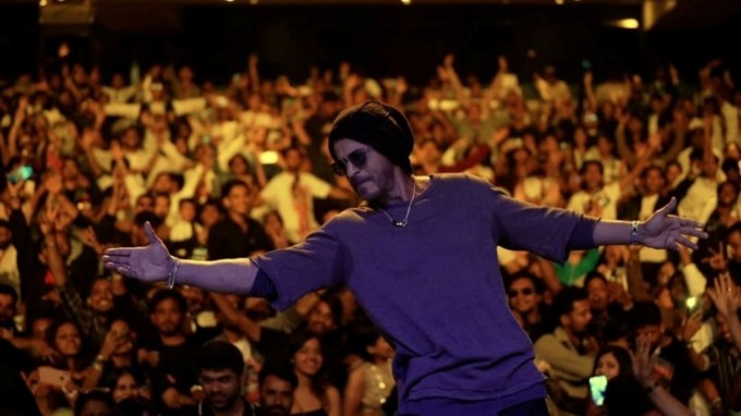 <strong>શાહરૂખ ખાન</strong><br>બોલિવૂડના કિંગ ખાન શાહરૂખ ખાનની પણ એક વખત પોલીસે ધરપકડ કરી હતી. આ ઘટના એક પત્રકારને ધમકી આપવાના કેસમાં બની હતી. એક મેગેઝિનમાં છપાયેલા લેખથી ગુસ્સે થઈને શાહરૂખ ખાને એક પત્રકારને ધમકી આપી હતી, જે બાદ તેની ધરપકડ કરવામાં આવી હતી. (Photo Source: @iamsrk/instagram)