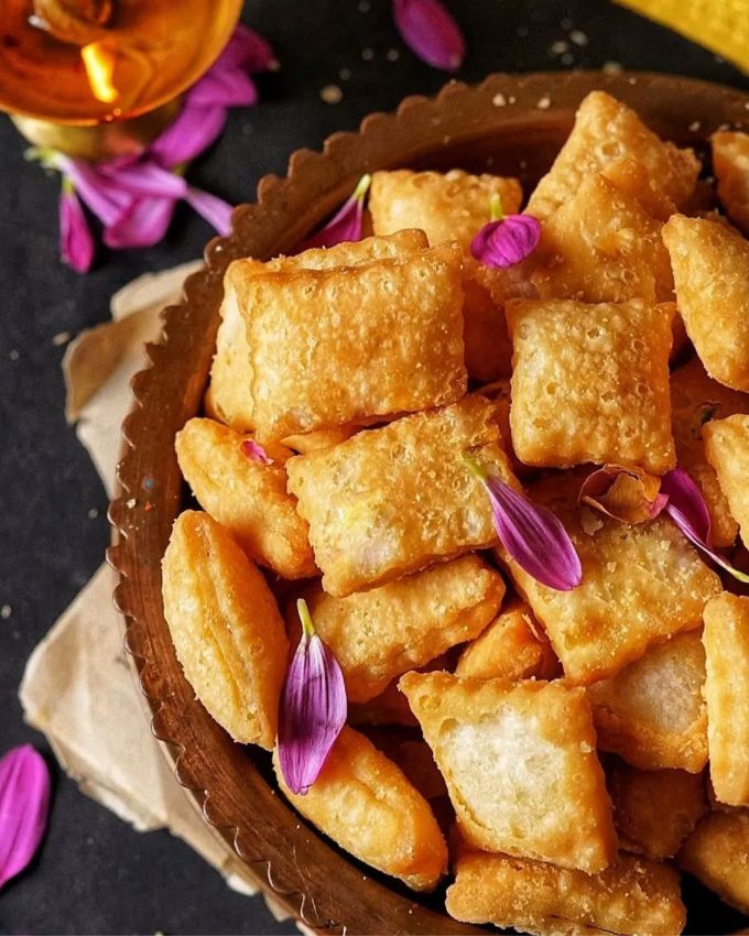 <strong>શકરપારા </strong>: શકરપારાના મુખ્ય ઘટકમાં મેંદો અથવા આખા ઘઉંનો લોટ, ઘી અને ખાંડની સાથે કણક બાંધવામાં આવે છે. પછી તેમાંથી શકરપારા તળવામાં આવે છે. કેટલાક લોકો થોડી સોજી અને કેટલાક સ્વાદ પણ ઉમેરી શકે છે.