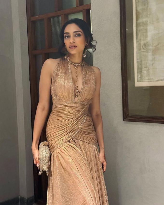 શોભિતા ધૂલિપાલા મેકઅપ અને હેરસ્ટાઇલ : શોભિતા ધૂલિપાલાના મેકઅપની વાત કરીયે તો તેણે સ્કિન ટોન મુજબ નેચરલ ટચ આપવા માટે મિનિમલિસ્ટિક મેકઅપ સાથે લુક કંપ્લીટ કર્યો છે તેણે ગ્લોસી ગાલ, હાઈલાઈટર, મસ્કરા, આઇલાઇનર, આઈશેડો અને મેટ લિપસ્ટિક સાથે લુકને યુનિક ટચ આપી છે તેણે ગ્લિટર ક્લચ પર્સ સાથે લુકને એલિંગટ કરવાની ટ્રાય કરી છે.