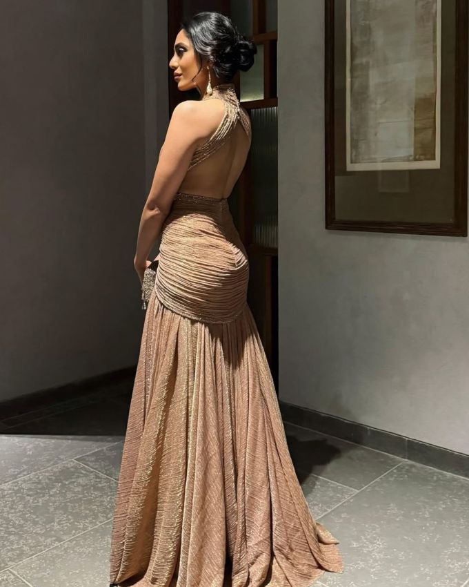 શોભિતા ધુલીપાલાના લગ્ન બાદ કોકટેલ લુક વિશે અહીં ડિટેલ્સ શેર કરી છે, એકટ્રેસે ઇવેન્ટ માટે યુનિક કલેક્શનમાંથી જ્વલેરી અને બેગ સાથે પેર કરેલ સિગ્નેચર સ્કલ્પટેડ ડ્રેપ ગાઉન પસંદ કર્યું છે. 