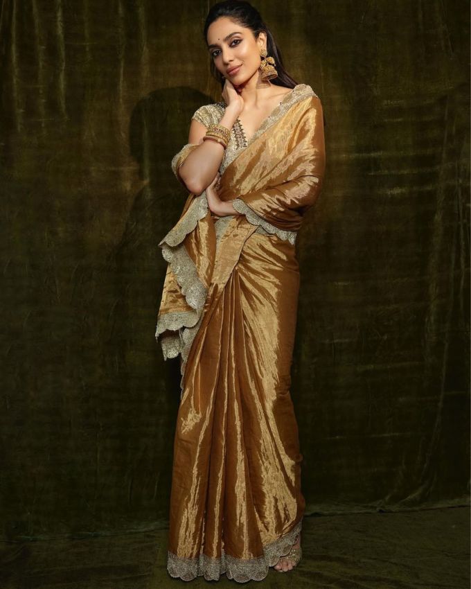 <strong>શોભિતા ધૂલિપાલા ટીશ્યુ સિલ્ક સાડી : </strong>શોભિતા ધૂલિપાલાએ ગોલ્ડન સાઈની ટીશ્યુ સિલ્ક અને ઇન્ટરિકેટ ડિઝાઈનર બોર્ડર સાડી પસંદ કરી છે જેમાં કોન્ટ્રાસનો ગોલ્ડન ઇન્ટરિકેટ ડિઝાઈનર સ્લીવલેસ વી નેકલાઇન વાળો બ્લાઉઝ પસંદ કર્યો છે.
