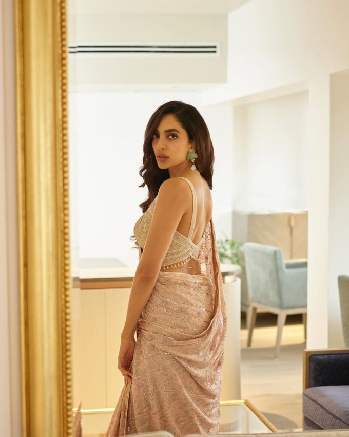 <strong>શોભિતા ધૂલિપાલા જવેલરી અને મેકઅપ : </strong>અભિનેત્રીએ ટર્કોઇઝ ઇયરિંગ્સ સાથે એક્સેસરાઇઝ કર્યું છે, તેની સાડી હેવી હોવાથી તેણે જલવેરીમાં મિનિમલિસ્ટિક જવાનું પસંદ કર્યું છે.મેકઅપની વાત કરીયે તો તેણે નેચલ કલર લિપસ્ટિક, કાજલ, મસ્કરા, આઈલાઈનર સાથે લુક કંપ્લીટ કર્યો છે. આ ઉપરાંત ઓપન હેરસ્ટાઇલ સાથે લુકને પરફેક્ટ ટચ આપી છે.