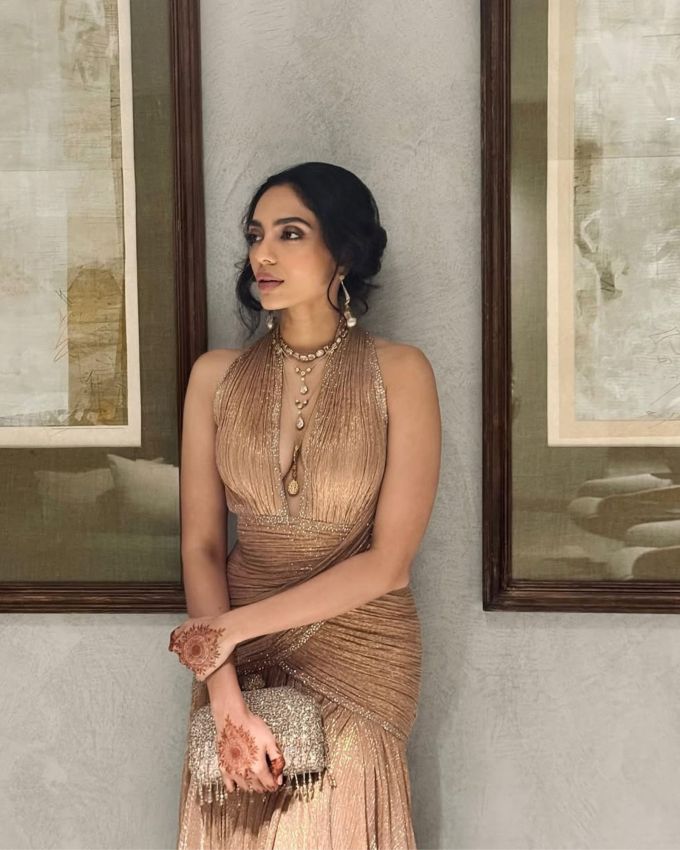 શોભિતા ધૂલિપાલા જવેલરી : શોભિતા ધૂલિપાલાની જવેલરીની વાત કરીયે તો તેણે મિનિમલિસ્ટિક લુક માટે મેટ કલરમાં માત્ર લેયર લોન્ગ ડાયમન્ડ નેકલેસ પસંદ કર્યો છે જે નાઈટમાં ગ્લિટર ટચ આપે છે આ ઉપરાંત તેણે લોન્ગ મેચિંગ ઇય્રઈંન્ગ્સ સાથે લુક કંપ્લીટ કર્યો છે.