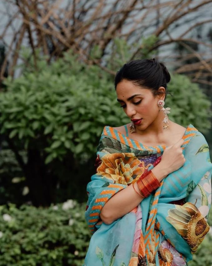 શોભિતા ધૂલિપાલા (Sobhita Dhulipala) ફેમસ ઇન્ડિયન એકટ્રેસ છે. તેણે ઘણી ફિલ્મ અને વેબ સિરીઝમાં કામ કર્યું છે. તે ન માત્ર તેની એકટિંગ પરંતુ તેની ફેશન સ્ટાઇલને લઈને પણ ચર્ચામાં રહે છે, તેના આઉટફિટમાં તેની પાસે સાડી કલેક્શન હટકે છે. મોર્ડન સ્ટાઇલ સાથે ટ્રેડિશનલના મિક્ષ વાઈબ્સ આપે છે. અહીં જુઓ શોભિતા ધૂલિપાલા સાડી લુક (Sobhita Dhulipala Saree Look)