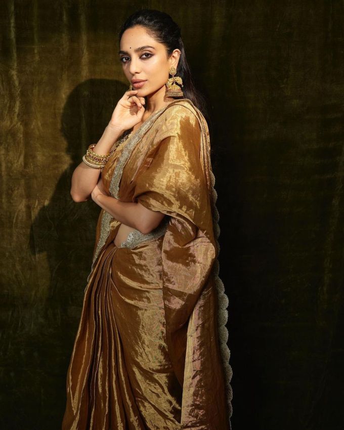 <strong>શોભિતા ધૂલિપાલા મેકઅપ અને જ્વલેરી </strong>: શોભિતા ધૂલિપાલાએ ગોલ્ડન લોન્ગ ઝુમખા ઈયરિંગ્સ પસંદ કરી છે, આ ઉપરાંત ગોલ્ડન મેચિંગ ડિઝાઈનર બેન્ગલ્સ સાથે લુક કંપ્લીટ કર્યો છે, મેકઅપમાં તેણે નેચરલ મેકઅપ અને મિનિમલિસ્ટિક ટચ આપી છે.