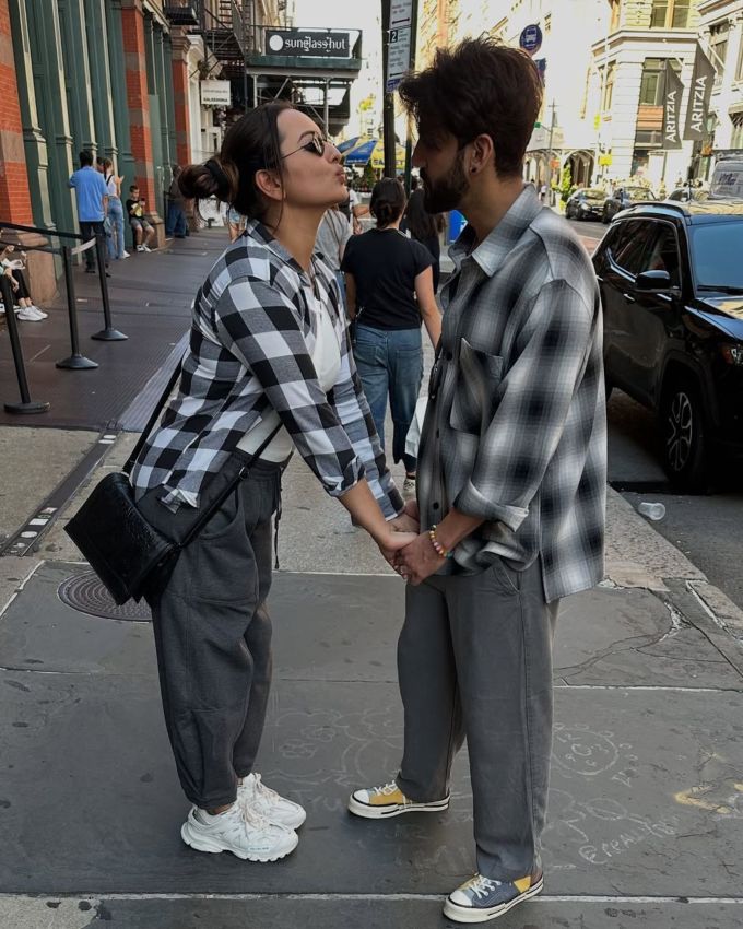 બોલિવૂડ કપલ સોનાક્ષી સિંહા (Sonakshi Sinha) અને ઝહીર ઈકબાલે (Zaheer Iqbal) આ વર્ષે 23 જૂનના રોજ એક ભવ્ય સમારોહમાં લગ્ન કર્યા હતા જેણે બધાનું ધ્યાન ખેંચ્યું હતું. તાજેતરમાં અભિનેત્રીએ પ્રેગ્નેન્સી અફવાઓ પર મૌન તોડ્યું હતું, તેણે રમૂજી રીતે કહીને દૂર કરી, "મૈં બસ મોટી હો ચૂકી હુ." તેના હળવા પ્રતિભાવે અફવાઓને શાંત કરી દીધી હતી.