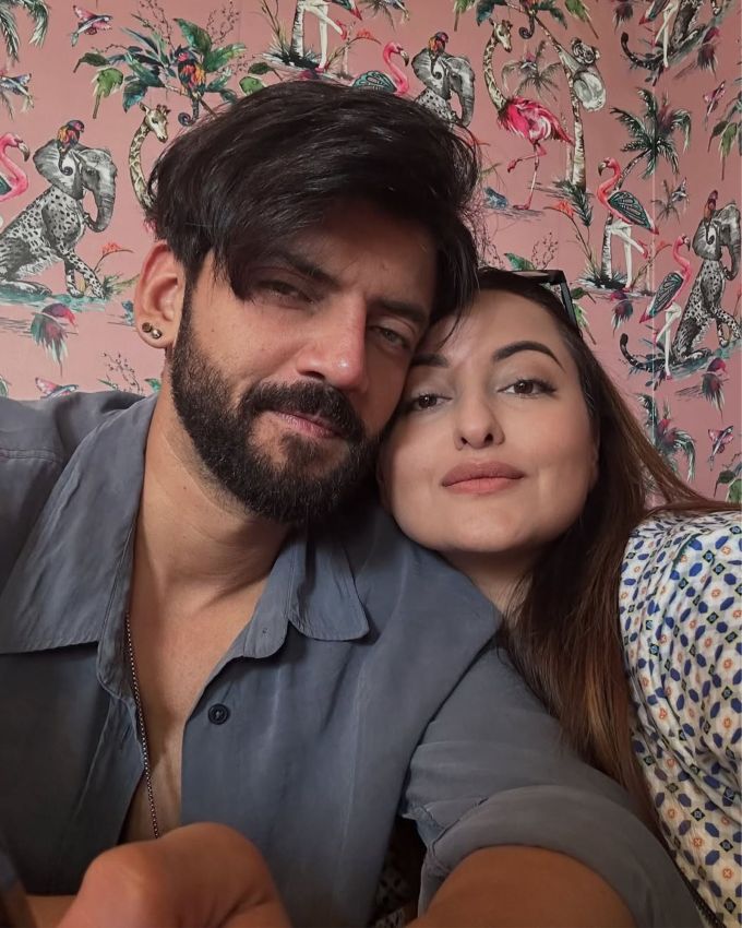 તેણે મજાક પણ કરી કે કેવી રીતે કોઈએ ઝહીર ઈકબાલને અભિનંદન આપ્યા હતા અને ઉમેર્યું કે તેઓ તેમના લગ્ન પછીથી ટ્રાવેલિંગ કરવામાં અને લંચ અને ડિનરમાં હાજરી આપવામાં એટલા વ્યસ્ત છે કે તેમની પાસે અન્ય કંઈપણ વસ્તુ પર ધ્યાન કેન્દ્રિત કરવાનો સમય નથી.