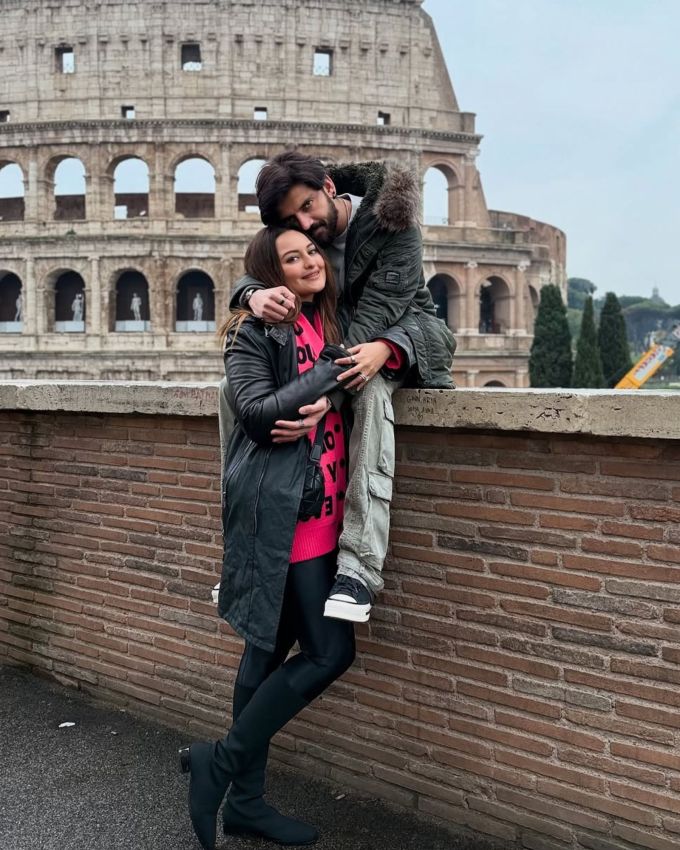 તેણે એ પણ શેર કર્યું કે તેમના કૂતરા સાથેના ફોટાએ વિચિત્ર રીતે અફવાઓને વેગ આપ્યો હતો. કપલ સંમત થયા કે ઇન્ટરનેટની કલ્પના ગજબ ચાલે છે, અને કપલે મજાક અને હળવાશથી લઈને અફવાઓને ફગાવી દીધી છે.