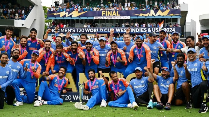 <strong>ટી 20 વર્લ્ડ કપ 2024 </strong>: વર્ષ 2024ની સ્પોર્ટ્સ ઈવેન્ટ્સમાં ટી-20 વર્લ્ડ કપને બીજું સ્થાન મળ્યું છે. આ વર્ષે ટીમ ઈન્ડિયાએ 17 વર્ષ બાદ ટી 20 વર્લ્ડ કપનું ટાઇટલ જીતીને ઈતિહાસ રચ્યો હતો. રોહિત શર્માની આગેવાનીમાં ભારતે ફાઇનલમાં દક્ષિણ આફ્રિકા સામે રોમાંચક વિજય મેળવ્યો હતો. (તસવીર - આઈસીસી)