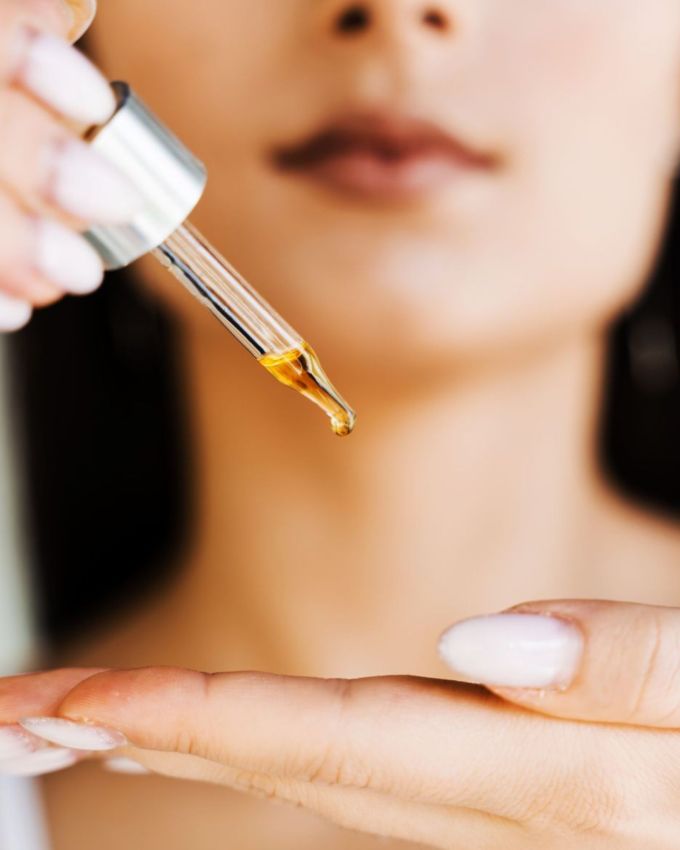 સીરમ વાપરો : સ્કિનને સુંદર રાખવા માટે તમે સીરમનો ઉપયોગ કરો તે ખૂબ જ જરૂરી બની જાય છે. સીરમ સ્કિન સંબંધિત સમસ્યાઓથી છુટકારો મેળવવામાં ઘણી મદદ કરી શકે છે. જ્યારે તમે તમારા માટે સીરમ પસંદ કરો છો, ત્યારે તમારે ધ્યાનમાં રાખવું જોઈએ કે તે તમારી સ્કિનના ટાઈપને જાણવું જરૂરી છે.