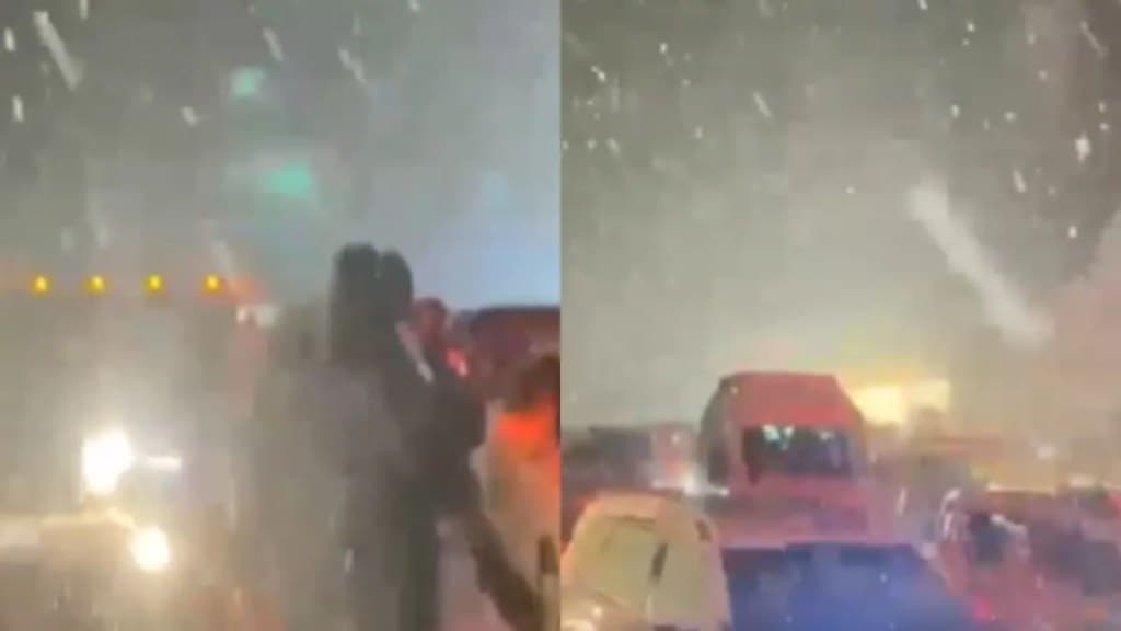 હિમાચલ પ્રદેશમાં બરફ વર્ષા, અટલ ટનલમાં ફસાઈ 1000થી વધારે ગાડીઓ,સ્થિતિ વધુ ચિંતાજનક હિમાચલ પ્રદેશમાં બરફ વર્ષા, અટલ ટનલમાં ફસાઈ 1000થી વધારે ગાડીઓ,સ્થિતિ વધુ ચિંતાજનક