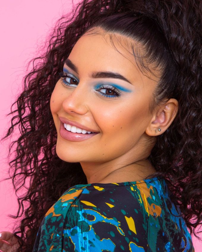 સ્મોકી આઈ મેકઅપ (Smokey Eye Makeup) દરેક મહિલાનો ફેવરિટ છે કારણ કે તે તમને ગ્લેમરસ અને આકર્ષક લુક આપે છે. આ મેકઅપ સ્ટાઈલ ખાસ કરીને પાર્ટીઓ કે કોઈ ખાસ પ્રસંગ માટે ખૂબ જ લોકપ્રિય છે. પરંતુ જો સ્મોકી આઈ મેકઅપ કરતી વખતે કેટલીક મહત્વપૂર્ણ બાબતોનું ધ્યાન રાખવામાં ન આવે તો આ મેકઅપ લુક પણ બગડી શકે છે. અહીં સ્મોકી આઈ મેકઅપ ટિપ્સ આપી છે, જાણો 