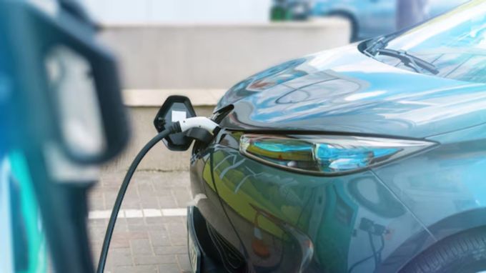 <strong>Top 5 Electric Car In 2024 : વર્ષ 2024ની ટોપ 5 ઇલેક્ટ્રિક કાર</strong><br>ઇલેક્ટ્રિક કાર લોકપ્રિય થઇ રહી છે. વર્ષ 2024માં ભારતમાં ઘણી ઇલેક્ટ્રિક કાર લોન્ચ થઇ છે, જેમાં સસ્તા વિકલ્પોથી માંડીને લક્ઝરી મોડેલો સુધીનો સમાવેશ થાય છે. આ લેખમાં વર્ષ 2024માં લોન્ચ થયેલી ટોપ 5 ઇલેક્ટ્રિક કાર વિશે જણાવી રહ્યા છીએ જેણે ધૂમ મચાવી છે. (Photo: Freepik)