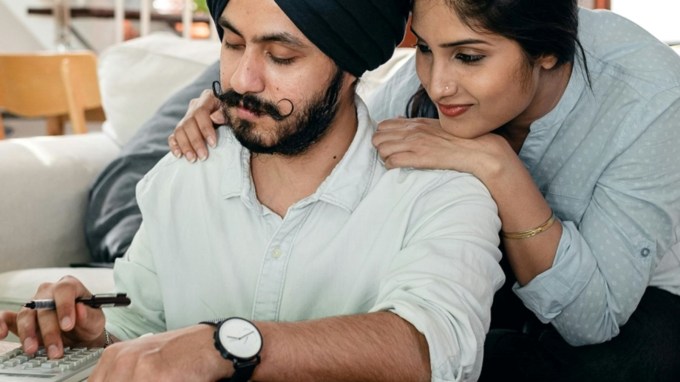 <strong>નાણાકીય યોજના બનાવો :</strong> દરેક વ્યક્તિ માટે આર્થિક સ્થિરતા જરૂરી છે. આ વર્ષે તમે તમારી જાતને વચન આપી શકો છો કે તમે તમારી નાણાકીય સ્થિતિ સુધારવા માટે મજબૂત યોજના બનાવશો. બજેટ બનાવો, બચત કરવાની આદત કેળવો અને રોકાણ વિશે માહિતી મેળવો. આ તમારા નાણાકીય ભવિષ્યને સુરક્ષિત કરવામાં મદદ કરશે. (Photo Source: Pexels)