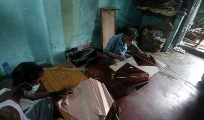 <strong>પતંગ બનાવવાની પ્રક્રિયા</strong><br>પતંગની બનાવટ માટે બટર પેપર, ટીસ્યૂ પેપર, લોકલ ઉપરાંત પોલીસ્ટર પ્લાસ્ટિક પેપરનો ઉપયોગ થાય છે. જેના માટે વાંસની સળીઓનો ઉપયોગ થાય છે. પતંગની ચારેય બાજુને બાંધવા માટે દોરીનો ઉપયોગ કરવામાં આવે છે. (Express Photo)