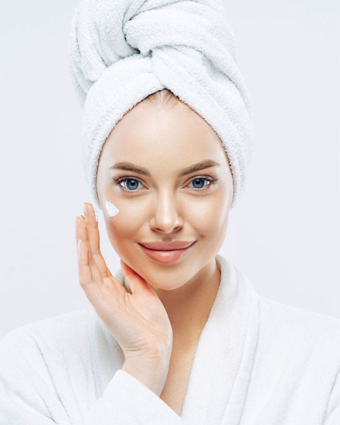 <strong>ચહેરાનું માસ્ક :</strong> કોફી ફેસ માસ્ક તમને તમારા ચહેરાના રંગને સુધારવામાં ઘણી મદદ કરી શકે છે. આ ફેસ માસ્ક તૈયાર કરવું ખૂબ જ સરળ છે. આ માટે તમારે સૌથી પહેલા એક ચમચી કોફી પાવડરમાં એક ચમચી ચોખાનો લોટ અને એક ચમચી મધ મિક્સ કરવું પડશે. હવે આ પેસ્ટને તમારા ચહેરા પર 15 થી 20 મિનિટ સુધી રહેવા દો. બાદમાં તેને હુંફાળા પાણીથી સારી રીતે ધોઈ લો.